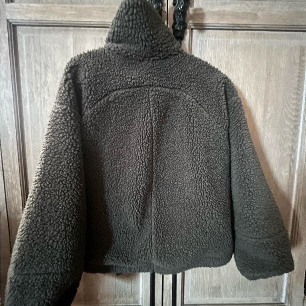 Lululemon - Picture 2 of 3